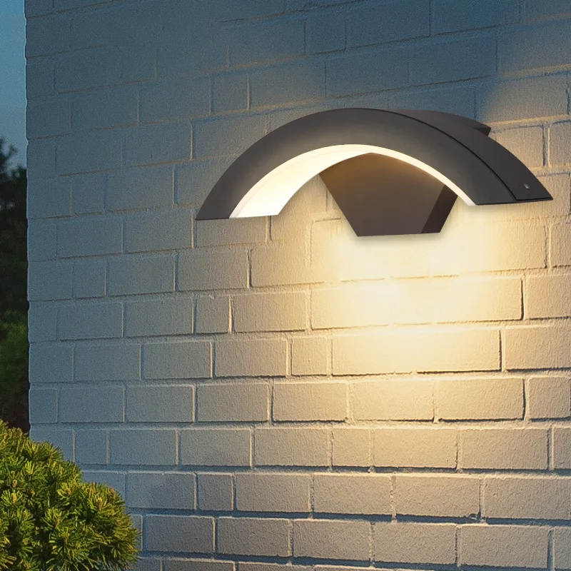Modern Led Outdoor Wall Sconce Ip65 Waterproof Aluminum for Garden Porch Patio18w Life Moon-Shaped Design Weather-Resistant